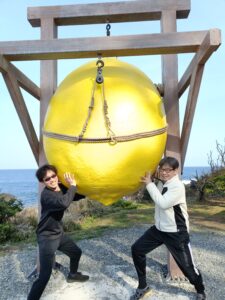 初島レモンオブジェを持ち上げる二人