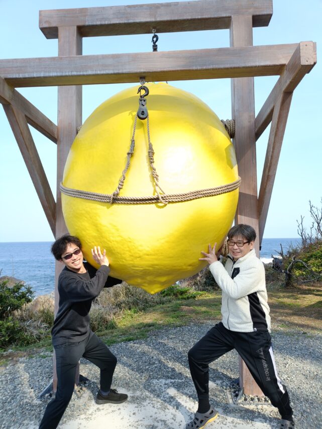 初島レモンオブジェを持ち上げる二人